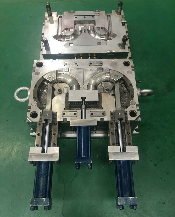 Core pulling injection mold